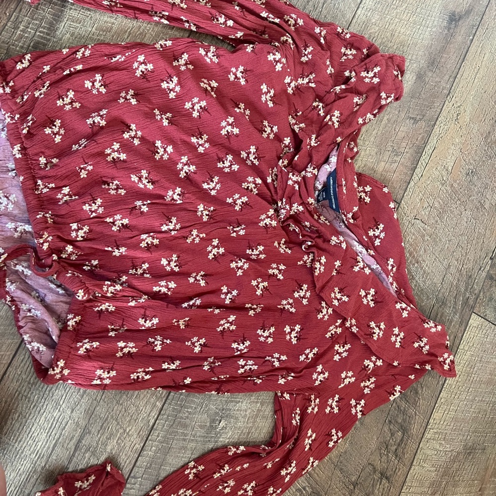 AMERICAN EAGLE FLORAL MAROON TOP, ELASTIC AT BOTTOM, SMALL